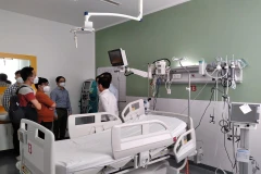 Đoàn chuyên gia Việt Nam khảo sát về hệ thống hồi sức và cấp cứu tại Lào. (Ảnh: PV/Vietnam+)