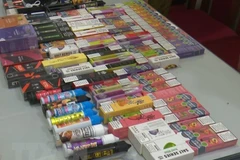 Nhiều hộp thuốc lá điện tử và tinh dầu thuốc lá điện tử bị cơ quan chức năng thu thu giữ. (Ảnh: TTXVN phát)