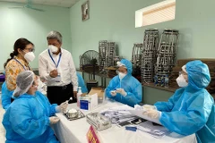 Kiểm tra công tác tiêm chủng tại huyện Tân Yên, tỉnh Bắc Giang. (Ảnh: PV/Vietnam+)