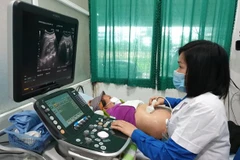 Bác sỹ thuộc Dự án bác sỹ trẻ tình nguyện siêu âm cho người dân tại một huyện vùng cao. (Ảnh: T.G/Vietnam+)