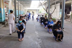 Thành phố Hồ Chí Minh đảm bảo giãn cách khi thực hiện xét nghiệm cho học sinh tham dự kỳ thi tốt nghiệp PTTH. (Ảnh: Thu Hoài/TTXVN)