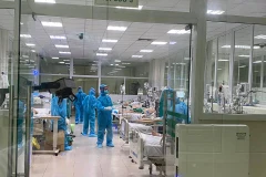 Các bác sỹ Khoa Hồi sức tích cực (Bệnh viện Bệnh nhiệt đới Trung ương) giành giật sự sống cho bệnh nhân COVID-19 trong tình trạng nặng. (Ảnh: PV/Vietnam+)