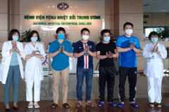 Bệnh nhân mắc COVID-19 được Bệnh viện Bệnh nhiệt đới Trung ương công bố khỏi bệnh ngày 2/6. (Ảnh: PV/Vietnam+)