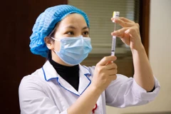 Nhân viên y tế chuẩn bị thuốc điều trị cho bệnh nhân Hemophilia. (Ảnh: PV/Vietnam+)