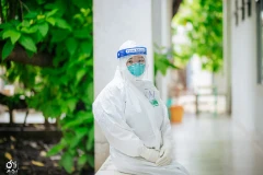 Điều dưỡng Đinh Thị Giang Hoài - Khoa Cơ Xương khớp (Bệnh viện Hữu Nghị) tại Bệnh viện Dã chiến số 2 ở Tiền Giang. (Ảnh: PV/Vietnam+)