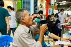 Người dân đo chức năng hô hấp để khám và điều trị bệnh phổi tắc nghẽn mạn tính. (Ảnh: T.G/Vietnam+)