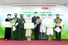 Trao quyết định 10 ca thụ tinh trong ống nghiệm miễn phí 100% dành cho 10 gia đình quân nhân hiếm muộn năm 2022. (Ảnh: PV/Vietnam+)