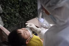 Nhân viên y tế tổ chức lấy mẫu test nhanh cho người dân. (Ảnh: Nguyễn Thảo/TTXVN)