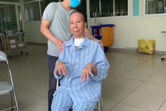 [Video] Kỳ tích: Bệnh nhân số 19 tập thể dục, vận động dẻo dai 