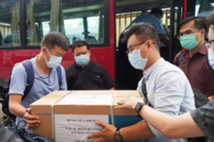 Các bác sỹ Bệnh viện Chợ Rẫy mang theo trang thiết bị y tế hỗ trợ cho tỉnh Bắc Giang. (Ảnh: PV/Vietnam+)