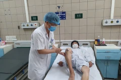 Bác sỹ Trung tâm Chống độc khám cho bệnh nhân nhiễm độc thiếc. (Ảnh: MT/Vietnam+) 