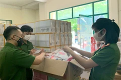 Hà Nội: Chặn đứng vụ vận chuyển hơn 10 tấn bánh kẹo, trà sữa không rõ nguồn gốc phục vụ Tết Trung thu. (Ảnh: Doãn Tấn/TTXVN)