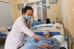 Bác sỹ khám, theo dõi cho bệnh nhân điều trị tại Khoa Nội. (Ảnh: T.G/Vietnam+)