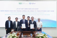 Ký kết hợp tác giữa Bệnh viện Nhi Trung ương với đối tác. (Ảnh: PV/Vietnam+)