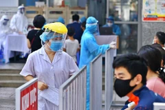 Người dân Hà Nội từ Đà Nẵng về chờ lấy mẫu xét nghiệm RT-PCR. (Ảnh: Minh Quyết/TTXVN)