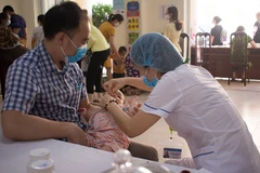 Cho trẻ uống Vitamin A. (Ảnh: Thoa Chu/Vietnam+)