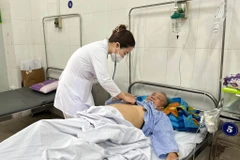 Bác sỹ khám cho bệnh nhân mắc nấm phổi tại Bệnh viện Phổi Trung ương. (Ảnh: PV/Vietnam+)