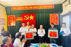 Đại tá Ngô Văn Thành - Chính ủy Cục Kỹ thuật Hải quân, Trưởng đoàn công tác số 21 tặng quà cho các chiến sĩ trên Nhà giàn DK1/21. (Ảnh: T.G/Vietnam+)
