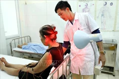 Người dân xã Tân Hội, huyện Đan Phượng được chăm sóc sức khỏe ban đầu, phòng chống dịch bệnh ngay tại cơ sở từ mô hình trạm y tế theo nguyên lý Y học gia đình. (Ảnh: Dương Ngọc/TTXVN)