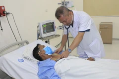 Kiểm tra sức khỏe cho bệnh nhân sau phẫu thuật. (Ảnh: PV/Vietnam+)