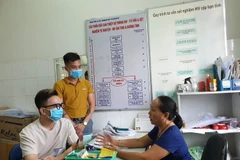 Nhân viên y tế tại Khoa tham vấn hỗ trợ cộng đồng, Trung tâm y tế Quận Tân Bình tư vấn về PrEP cho các bạn MSM. (Ảnh: T.G/Vietnam+)