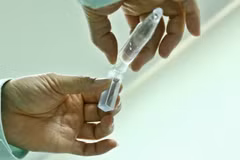 Nghiên cứu định lượng protein trong vắcxin tại phòng thí nghiệm của Công ty TNHH MTV Vắc xin và sinh phẩm số 1 (Vabiotech). (Ảnh: Minh Quyết/TTXVN)