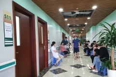 Người dân chờ khám chữa bệnh tại Bệnh viện Bạch Mai. (Ảnh: T.G/Vietnam+)