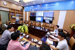 Tổ điều hành của Ban Chỉ đạo quốc gia phòng chống dịch bệnh tại Trung tâm quản lý, điều hành trực tuyến hỗ trợ chuyên môn, chẩn đoán, điều trị COVID-19 đang kết nối với Bệnh viện Nhiệt đới Trung ương. (Ảnh: Minh Quyết/TTXVN)