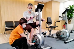 Phục hồi chức năng cho bệnh nhân sau khi bị đột quỵ. (Ảnh: PV/Vietnam+)