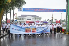 Chương trình đi bộ cổ động vì sức khỏe trái tim với sự tham gia của khoảng hơn 2000 người. (Ảnh: PV/Vietnam+)