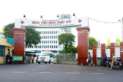 Bệnh viện Bệnh nhiệt đới Thành phố Hồ Chí Minh tạm thời phong tỏa để tiến hành truy xuất, điều tra dịch tễ. (Ảnh: Thu Hương/TTXVN)