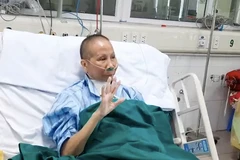 Bệnh nhân 19 đang phục hồi tốt, vẫy tay với mọi người trong phòng bệnh