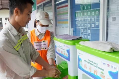 Rửa tay thường xuyên với xà bông/xà phòng/dung dịch rửa tay khô... có thể giảm được 44% sự lây truyền các bệnh hô hấp. (Ảnh: PV/Vietnam+)