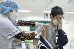 Nhân viên y tế tiêm vaccine phòng COVID-19 cho học sinh lớp 6 tại điểm tiêm chủng trường THCS Lê Ngọc Hân, quận Hai Bà Trưng, Hà Nội. (Ảnh: Minh Quyết/TTXVN)