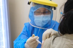 Tiêm vaccine phòng COVID-19 cho người dân. (Ảnh: TTXVN/Vietnam+)