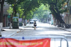 Hà Nội phong tỏa một đoạn phố Đội Cấn liên quan đến 16 ca nhiễm COVID-19. (Ảnh: Hoàng Hiếu/TTXVN)