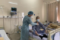 Bác sỹ thăm khám cho bệnh nhân. (Ảnh: PV/Vietnam+)