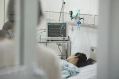 Một bệnh nhân điều trị tại Bệnh viện Đa khoa Xanh Pôn. (Ảnh: Minh Quyết/TTXVN)