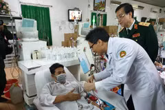Phó thủ tướng Chính phủ Vũ Đức Đam đã đến thăm hỏi và tặng quà bệnh nhân đang điều trị tại Bệnh viện Quân y 103. (Ảnh: T.G/Vietnam+)