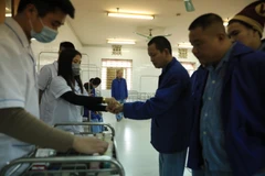 Nhân viên y tế phát thuốc cho các bệnh nhân điều trị tại bệnh viện Tâm thần Trung ương. (Ảnh: PV/Vietnam+)