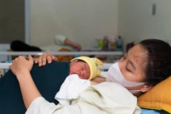 Tại các bệnh viện thực hành nuôi con bằng sữa mẹ xuất sắc, trẻ sẽ được da kề da với mẹ trong vòng 90 phút đầu tiên sau khi sinh. (Ảnh: Thương Trương/Vietnam+)