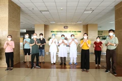 Các bệnh nhân COVID-19 được công bố khỏi bệnh ngày 11/5/2020 tại Bệnh viện Bệnh Nhiệt đới Trung ương. (Ảnh: Minh Quyết/TTXVN)