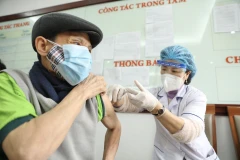 Khám sàng lọc trước khi tiêm vaccine phòng COVID-19 cho người dân. (Ảnh: TTXVN/Vietnam+)