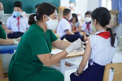 Triển khai tiêm vaccine phòng COVID-19 cho trẻ tại trường học. (Ảnh: Hồng Hiếu/TTXVN)