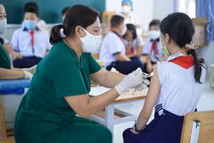 Triển khai tiêm vaccine phòng COVID-19 cho trẻ tại trường học. (Ảnh: Hồng Hiếu/TTXVN)
