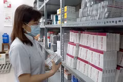 Nhân viên y tế bổ sung số thuốc mới được cung ứng vào quầy thuốc Bảo hiểm Y tế. (Ảnh: Xuân Triệu/TTXVN)