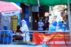 Thực tế công tác phòng chống dịch COVID-19 vừa qua cho thấy hệ thống y tế bị ảnh hưởng nặng nề trước sự tấn công của dịch bệnh. (Ảnh: TTXVN/Vietnam+)