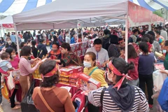 [Photo] 30 gian hàng phát quà miễn phí cho gần 2.000 bệnh nhân nhi