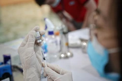 Nhân viên y tế tiêm phòng vaccine phòng COVID-19 cho người dân. (Ảnh: Danh Lam/TTXVN)