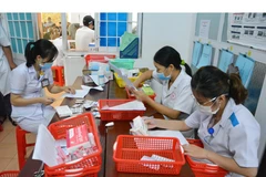 Nhân viên y tế làm công tác cấp phát thuốc. (Ảnh: TTXVN/Vietnam+)